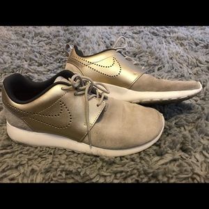 Nike limited addition premium luxe roshe ones